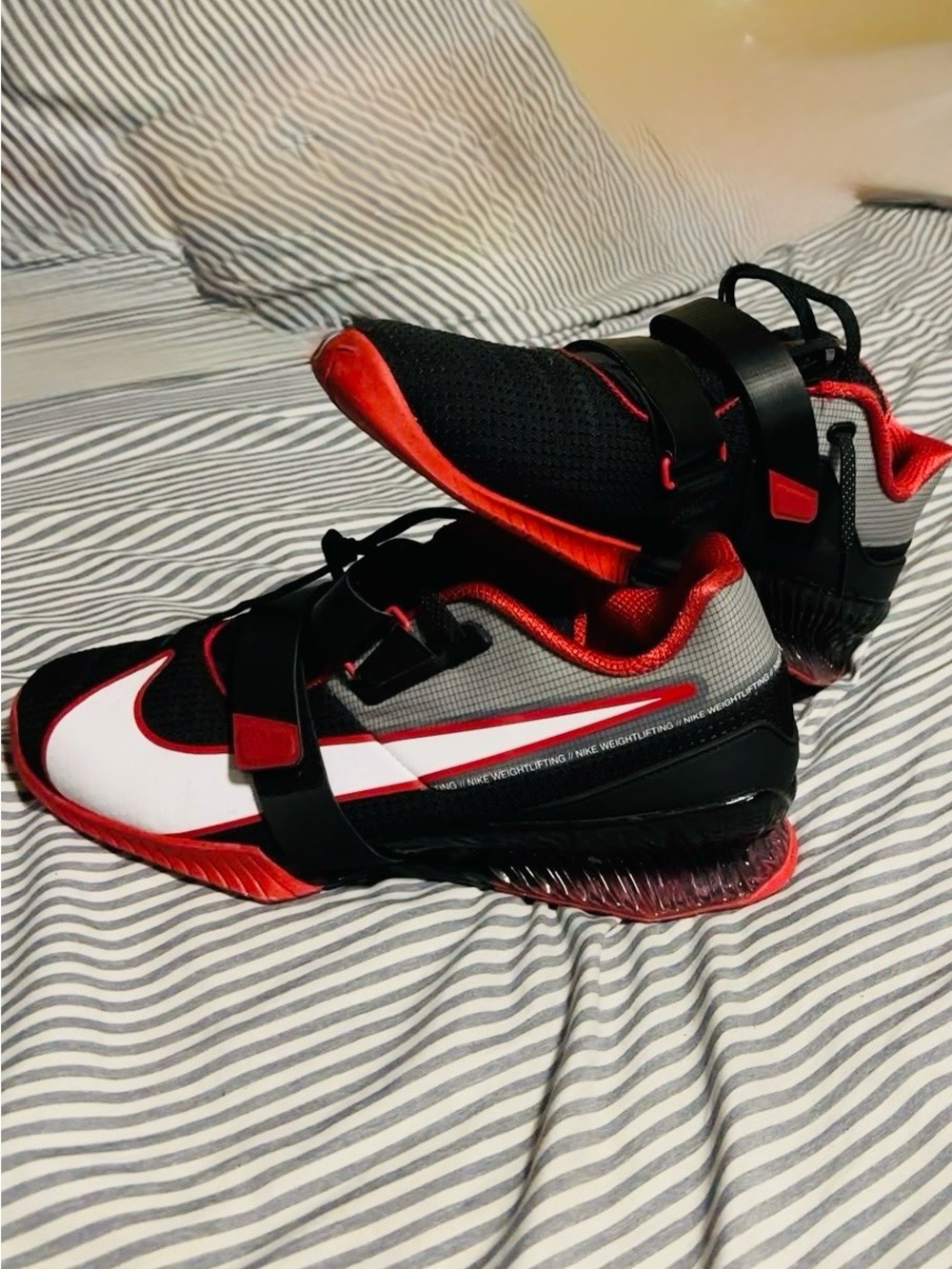 Nike Men's Black, Red and White Athletic Training Shoes Nuevos sin usar!!!!